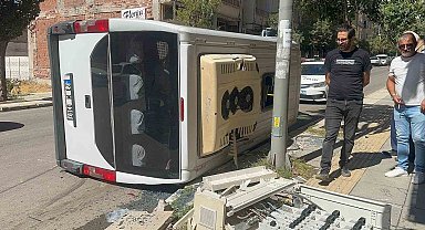 Kamyonet ile çarpışan yolcu minibüsü devrildi