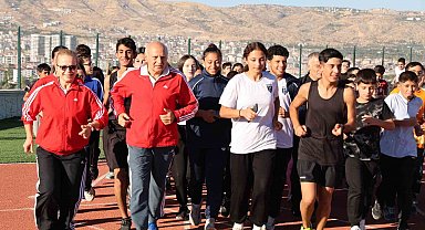 Necdet Ayaz, adının verildiği sahada eşiyle birlikte koştu