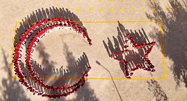 Öğrencilerin ay-yıldız koreografisi büyük beğeni topladı