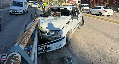Otomobil bariyerlere saplandı: 1 yaralı