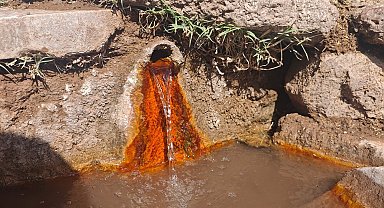 Şifalı suya ulaşmak isteyen vatandaşlar kilometrelerce yol yürüyor