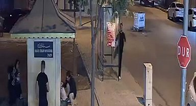 Tekmeyle otobüs durağının camını kırdı