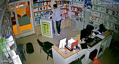 Telefoncunun camını kırıp içeri girdi: Seçerek malzeme çaldığı anlar kameraya yansıdı