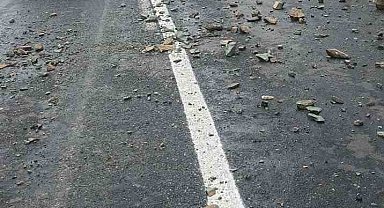 Yağış sonrası yola, taş ve kaya parçaları düştü