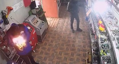 Çakmağı çakınca yüzü alevlerin arasında kaldı: o anlar kamerada