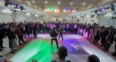 Düğünde acı veren oyun: Urganlarla birbirlerinin sırtına vurdular