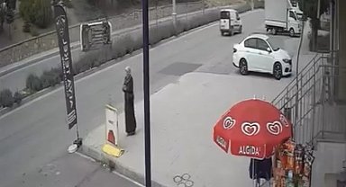 Elazığ'da aracın yan yattığı kaza kamerada