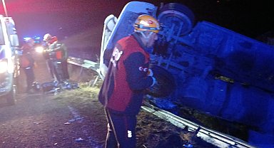 Elazığ'da bariyerlere çarpan kamyon devrildi: 1 yaralı