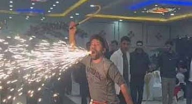 Elazığ'da davulcu, figürleri ile düğünlere renk katıyor