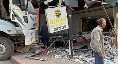 Elazığ'da freni patlayan kamyon fırına daldı