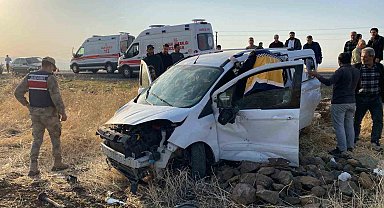 Elazığ'da hafif ticari araç tarlaya uçtu: 3 yaralı