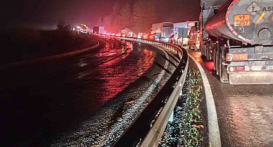 Elazığ'da tır devrildi: Kilometrelerce araç kuyruğu oluştu