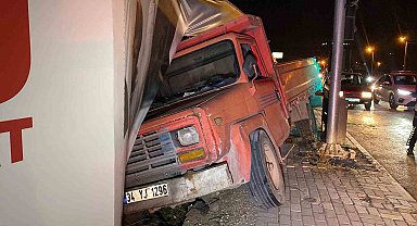 Freni patlayan kamyon önce otomobile ardından inşaat bariyerine çarptı: 2 yaralı