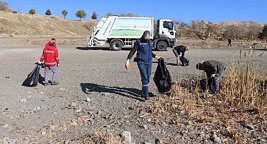 Hazar Gölü'nde temizlik çalışması