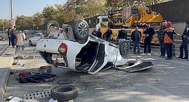 Otomobil karşı şeride geçerek ters döndü: 2 yaralı