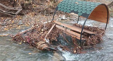 Palu'da Teke Deresi taştı: banklar sürüklendi