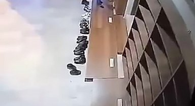 Camide ayakkabı hırsızlığı