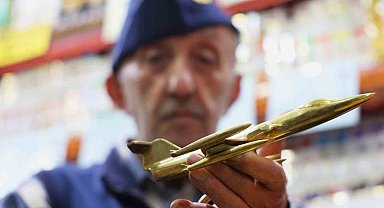 Çocukluk hayali pilotluktu, 60 yıldır 300'e yakın uçak maketi topladı