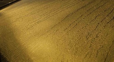 Elazığ'da araçların camları buz tuttu