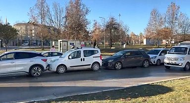 Elazığ'da buzlanma zincirleme kazaya neden oldu: 6 araç birbirine girdi