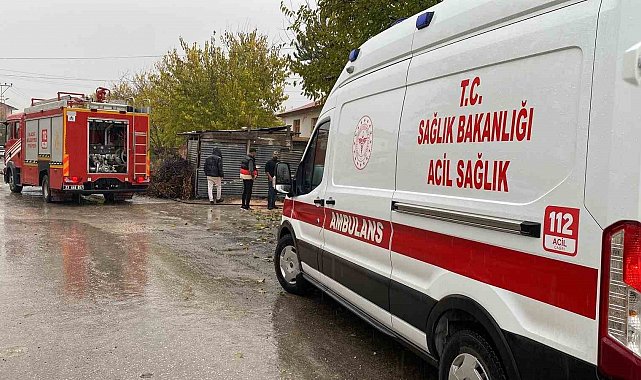 Elazığ'da çatı yangını: 1 kişi dumandan etkilendi