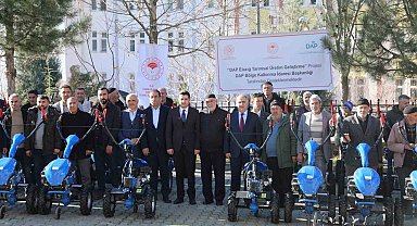 Elazığ'da çiftçilere çapa makinesi dağıtıldı