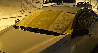 Elazığ'da dondurucu soğuklara karşı araç camları kilimle korunuyor