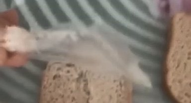 Elazığ'da ekmeğin içerisinden poşet çıktı