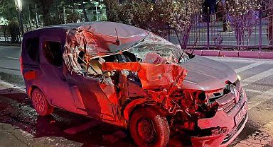 Elazığ'da hafif ticari araç, temizlik aracına çarptı: 1 yaralı