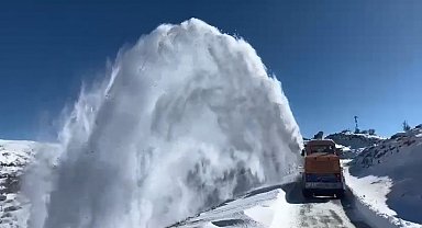 Elazığ'da kapalı köy yollarında çalışmalar sürüyor