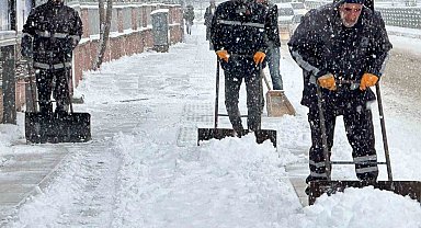 Elazığ'da kar yağışı etkili oldu, belediye ekipleri sahada
