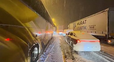 Elazığ'da kar yağışından dolayı araçlar yolda kaldı