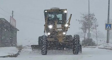 Elazığ'da kar yağışıyla birlikte, belediye ekipleri çalışmalara başladı