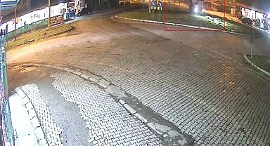 Elazığ'da kontrolü kaybedilen otomobil kavşaktaki refüje çıktı: 1 yaralı