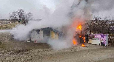 Elazığ'da odunluk deposunda yangın