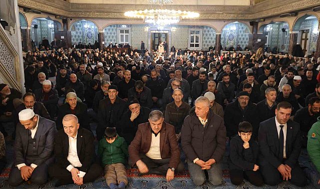 Elazığ'da Regaip Kandili'nde vatandaşlar camilere akın etti