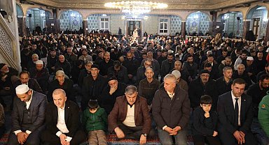 Elazığ'da Regaip Kandili'nde vatandaşlar camilere akın etti