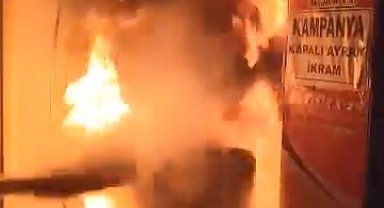 Elazığ'da yanan işletmenin yardımına esnaf yetişti