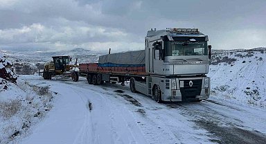 Elazığ'da yolda kalan araçlar kurtarıldı