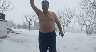 Kar sevinciyle üstsüz dışarı çıktı