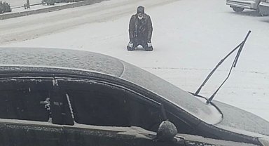 Kar yağışını görünce cadde ortasında secde etti