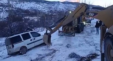 Karda mahsur kalan araç, ekipler tarafından kurtarıldı