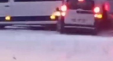 Karlı yolda duramayan araç minibüse çarptı