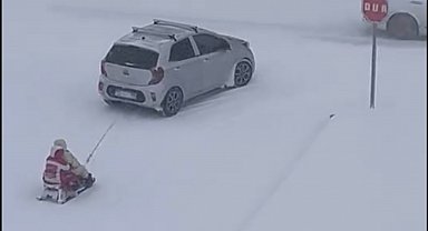 Kızağı araca bağlayıp çektiler, tehlikeli eğlence kameraya yansıdı