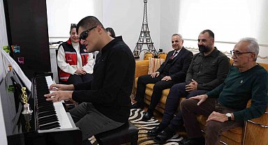Konservatuvarı dereceyle bitiren görme engelli Mehmet dört enstrümanda ustalaştı