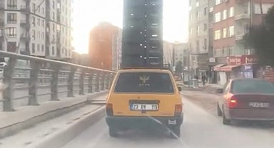 Otomobilin tavanında sebze kasaları taşıdı, trafiği tehlikeye attı