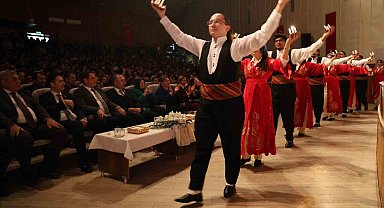 "Annem kanseri ikinci kez yendi" diyen öğrenci salonda dakikalarca alkışlandı