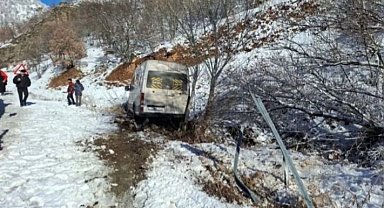 Taraftarları taşıyan minibüs şarampole kaydı