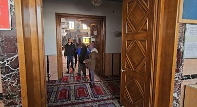 Zabıtayı gören dilenciler camiye kaçıp cemaatin arasına karıştı