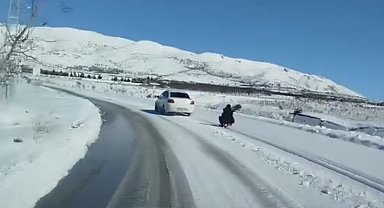 Araca bağladığı kızağı metrelerce çekti